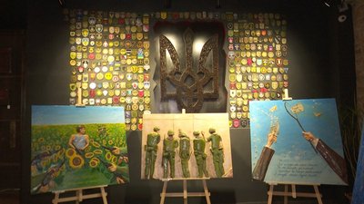 В одному з дніпровських кафе проходить виставка робіт колишнього військового Андрія Токаря В одному з дніпровських кафе проходить виставка робіт колишнього військового Андрія Токаря