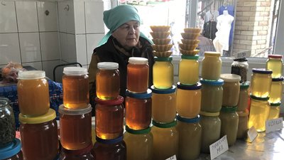 Зростання ціни на мед: на центральному ринку Житомира продавці просять від 150 до 200 гривень за літр Зростання ціни на мед: на центральному ринку Житомира продавці просять від 150 до 200 гривень за літр