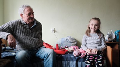 Тікали під звуки обстрілів. Історія сім'ї, яка приїхала до Чернівців з Київської області Тікали під звуки обстрілів. Історія сім'ї, яка приїхала до Чернівців з Київської області