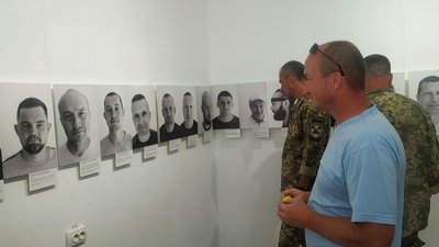 Чорно-біла мотивація: у Черкасах відкрили виставку зі світлинами воїнів-спортсменів