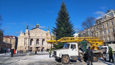 У Львові розібрали головну ялинку міста