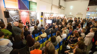 Україна стала неофіційним почесним гостем на Франкфуртському книжковому ярмарку-2022 Україна стала неофіційним почесним гостем на Франкфуртському книжковому ярмарку-2022