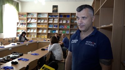 Накладали турнікети, навчались зупиняти кровотечу: вчителі у Житомирі пройшли майстер-клас з домедичної допомоги Накладали турнікети, навчались зупиняти кровотечу: вчителі у Житомирі пройшли майстер-клас з домедичної допомоги