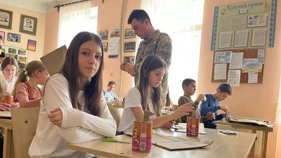 В Ужгороді школярі разом з прикордонниками виготовляли окопні свічки В Ужгороді школярі разом з прикордонниками виготовляли окопні свічки