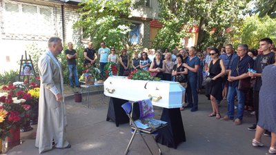 "Не брала слухавку": у Кременчуці попрощалися із жінками, які загинули через обстріл ТЦ "Не брала слухавку": у Кременчуці попрощалися із жінками, які загинули через обстріл ТЦ