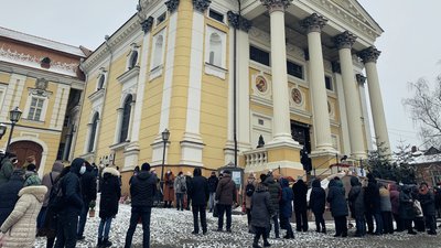 Без пірнань у річку: як освячували воду біля Ужгородського греко-католицького собору Без пірнань у річку: як освячували воду біля Ужгородського греко-католицького собору