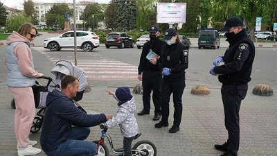 У тиждень безпеки дорожнього руху поліцейські в Тернополі інструктували велосипедистів У тиждень безпеки дорожнього руху поліцейські в Тернополі інструктували велосипедистів