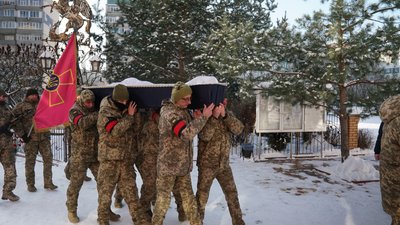 "Віддав життя за нас, за наше майбутнє". У Сумах поховали солдата Олександра Тромана