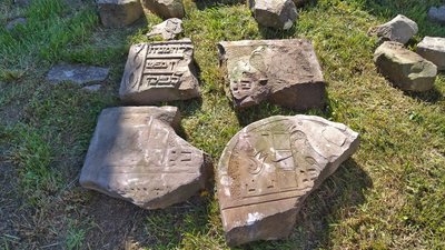 У Луцьку під час реконструкції будинку знайшли фрагменти надгробків з єврейських поховань