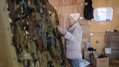 Волонтерам не вистачає тканини для маскувальних сіток Волонтерам не вистачає тканини для маскувальних сіток