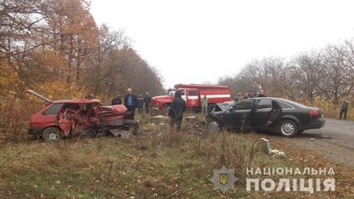 Смертельна ДТП на Вінниччині: ВАЗ та Audi А6 зіткнулися "лоб у лоб"