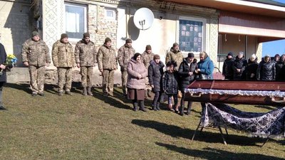 На Тернопільщині в останню дорогу провели загиблого бійця Миколу Палія На Тернопільщині в останню дорогу провели загиблого бійця Миколу Палія