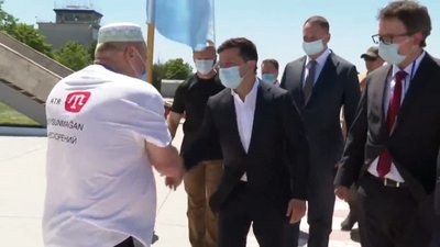Зеленський на Херсонщині: в аеропорту Едем Бекіров подарував Президенту прапор із тамгою