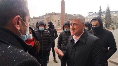 Вимагають ремонту дороги. Жителі Верхнянської ОТГ приїхали у Франківськ до адмінбудинку