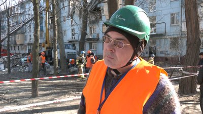 У Запоріжжі, куди влучила російська ракета продовжують розбирати завали У Запоріжжі, куди влучила російська ракета продовжують розбирати завали