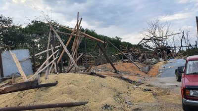 Росіяни обстріляли сільськогосподарські ангари в Одеській області. Фоторепортаж Росіяни обстріляли сільськогосподарські ангари в Одеській області. Фоторепортаж