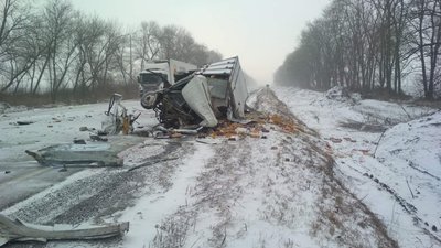 На трасі у Харківській області зіткнулися дві вантажівки та авто: двоє водіїв загинули На трасі у Харківській області зіткнулися дві вантажівки та авто: двоє водіїв загинули