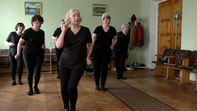 &quot;Не віджив, а живеш&quot;. Пенсіонерки з Городні займаються танцями попри хвороби й новини про війну