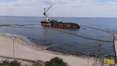 Затонулий в Одесі танкер Delfi можуть підняти безкоштовно, кран вже знайшли – міністр