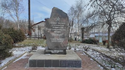 В Умані на Черкащині демонтують пам'ятний знак із комуністичною символікою