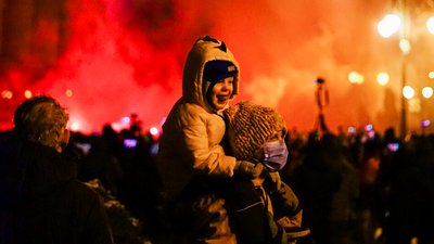 "Не чуєш? Побачиш". Прихильники Стерненка облили ОП червоною фарбою та влаштували феєрверк "Не чуєш? Побачиш". Прихильники Стерненка облили ОП червоною фарбою та влаштували феєрверк