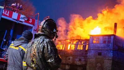 Працівники ДСНС під час ліквідації пожежі, Хмельничина, 15 лютого 2026 року