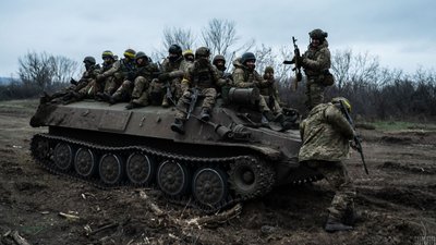 Військові ЗСУ на бойовій машині в Донецькій області. 8 грудня 2022 року