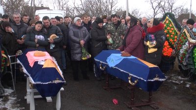 На Вінниччині попрощалися з загиблими під час обстрілу аеропорту "Вінниця" На Вінниччині попрощалися з загиблими під час обстрілу аеропорту "Вінниця"