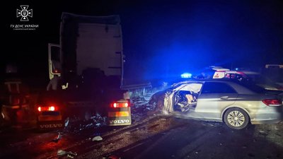 На Закарпатті легковий автомобіль зіткнувся з вантажівкою. Є загиблий На Закарпатті легковий автомобіль зіткнувся з вантажівкою. Є загиблий