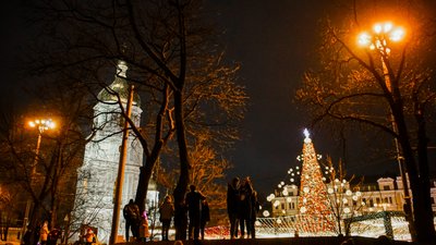 Понад 30 метрів у висоту та 20 тисяч іграшок. У Києві засвітили головну ялинку країни Понад 30 метрів у висоту та 20 тисяч іграшок. У Києві засвітили головну ялинку країни