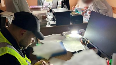 Поліцейські проводять обшук у продавців БАДів в Києві