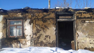 На Хмельниччині бійцю, у якого згоріла хата, за гроші громади купили нову
