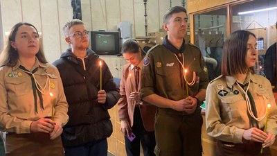 Вифлеємський вогонь миру принесли пластуни в один із "Пунктів незламності" Вифлеємський вогонь миру принесли пластуни в один із "Пунктів незламності"