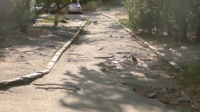 Херсонці добиваються ремонту дороги біля їх будинків