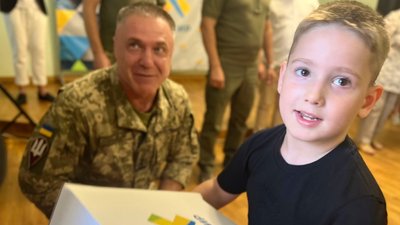 Худі, кулон та термос із емблемою роду військ тата: у Житомирі дітям загиблих воїнів передали іменні подарунки Худі, кулон та термос із емблемою роду військ тата: у Житомирі дітям загиблих воїнів передали іменні подарунки