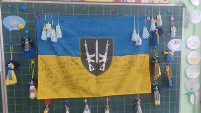 Учні Хмельниччини виготовляють обереги для військових Учні Хмельниччини виготовляють обереги для військових