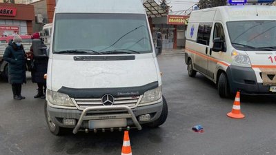 Пенсіонерка, яку у Хмельницькому збив мікроавтобус, знаходиться у вкрай важкому стані