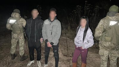На Закарпатті прикордонники затримали двох чоловіків та жінку, які намагалися незаконно потрапити до Угорщини