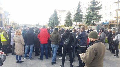 Проти локдауну на вихідні: у Рівному протестує частина підприємців Проти локдауну на вихідні: у Рівному протестує частина підприємців