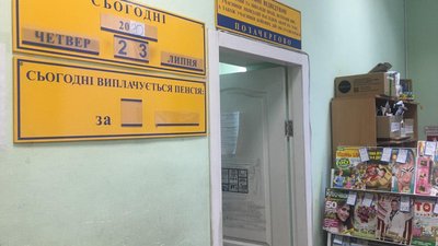 В дощовику та з кийком: у Харкові шукають нападника на пошту В дощовику та з кийком: у Харкові шукають нападника на пошту