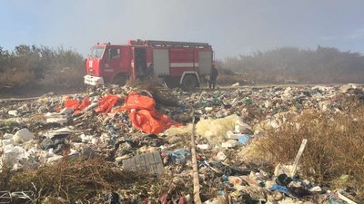 Майже добу закарпатські рятувальники гасили пожежу на сміттєзвалищі Майже добу закарпатські рятувальники гасили пожежу на сміттєзвалищі