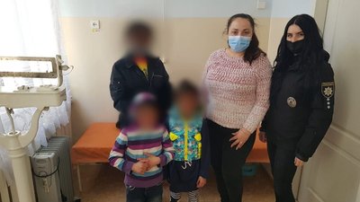 Проживали у халабуді: у Херсоні біля сміттєзвалища виявили родину з двома малолітніми дітьми Проживали у халабуді: у Херсоні біля сміттєзвалища виявили родину з двома малолітніми дітьми