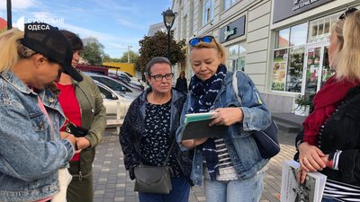 Тюлька та ковбаса з фісташками: на Привозі в Одесі проводять безплатні гастротури для переселенців Тюлька та ковбаса з фісташками: на Привозі в Одесі проводять безплатні гастротури для переселенців