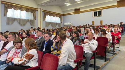 Доброчинний ярмарок та дефіле: у Черкаському університеті відбулось свято вишиванки Доброчинний ярмарок та дефіле: у Черкаському університеті відбулось свято вишиванки