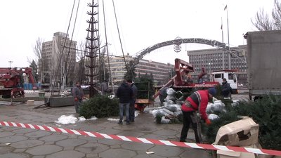 В Запоріжжі встановлюють головну ялинку області В Запоріжжі встановлюють головну ялинку області