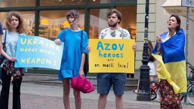 "Не закривай очі на війну" – житомиряни у Польщі долучилися до пікету на підтримку України "Не закривай очі на війну" – житомиряни у Польщі долучилися до пікету на підтримку України