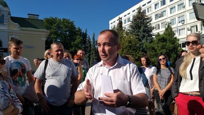 У Черкасах під стінами міської ради мітингують ріелтори У Черкасах під стінами міської ради мітингують ріелтори