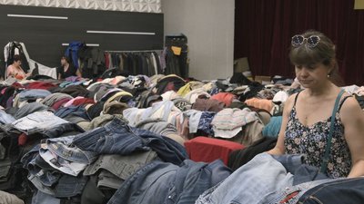 Вже цікавляться речами на осінь – у Черкасах переселенцям безоплатно роздають одяг Вже цікавляться речами на осінь – у Черкасах переселенцям безоплатно роздають одяг