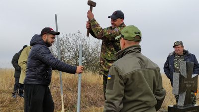 На Житомирщині підняли прапори над стародавнім козацьким курганом На Житомирщині підняли прапори над стародавнім козацьким курганом