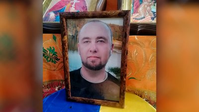 На Чернігівщині в останню путь провели трьох військових, які загинули під час виконання бойових завдань на Донеччині На Чернігівщині в останню путь провели трьох військових, які загинули під час виконання бойових завдань на Донеччині